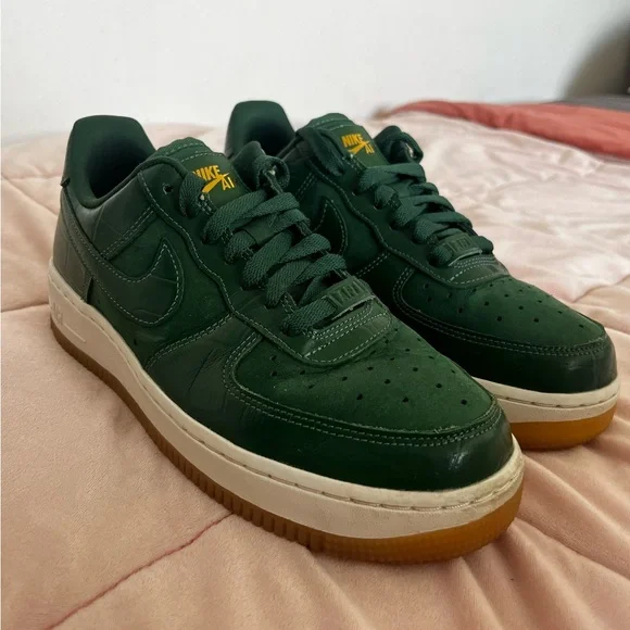 Nike Woman's Green Sneakers - Picture 2 of 4